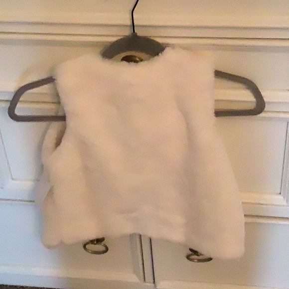 I’m selling a white fluffy vest from belk, very cute for your kids or something. - Picture 2 of 3